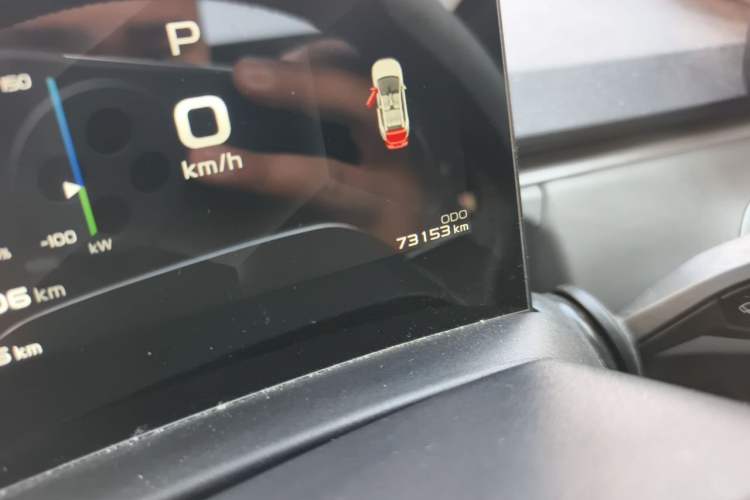 Used Geometry C 2020 Premium Range Edition 400 KM C+ Pro Odometer Close Up