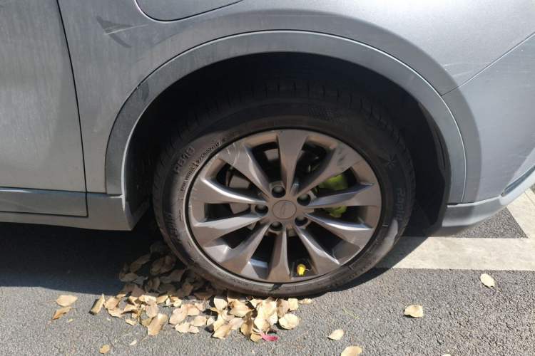 Used Geometry C 2020 Selected Range Edition 550 KM C++ Right Front Wheel Hub