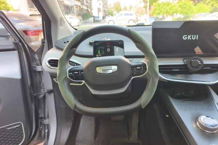 Used Geometry C 2020 Premium Range Edition 400 KM C+ Pro Steering Wheel