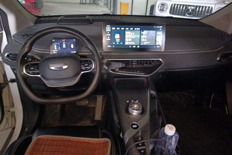 Used Geometry C 2020 Premium Range Version 400 KM C+ Center Console