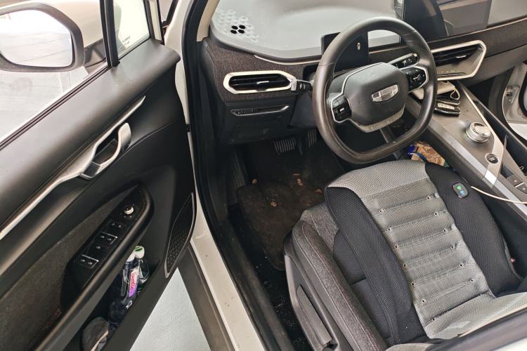 Used Geometry C 2020 Premium Range Version 400 KM C+ Driver Seat