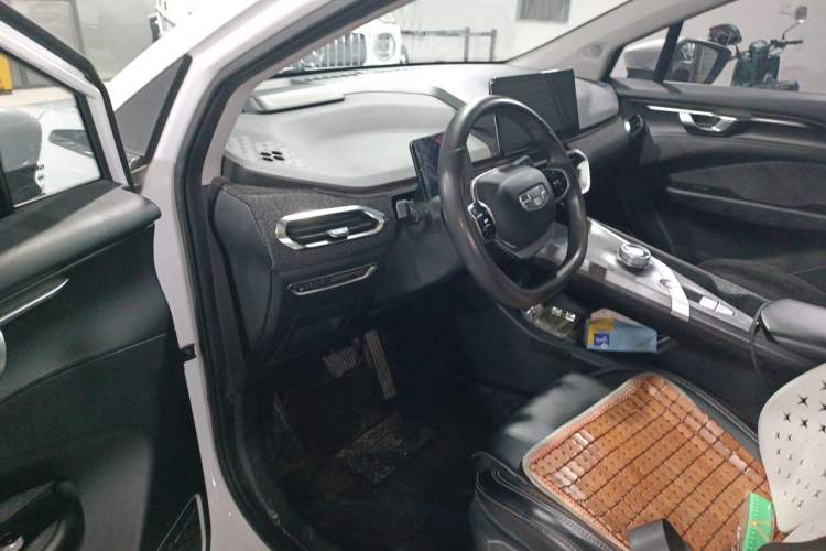 Used Geometry C 2020 Premium Range Version 400 KM C+ Driver Seat