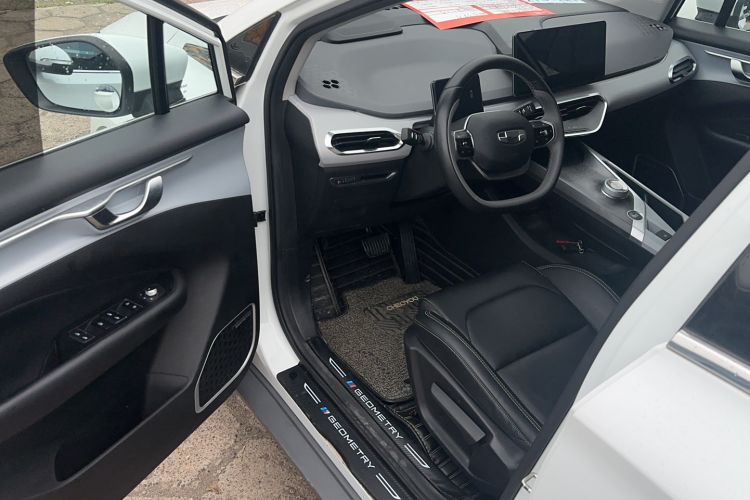 Used Geometry C 2020 Premium Range Edition 400 KM C+ Pro Interior 2