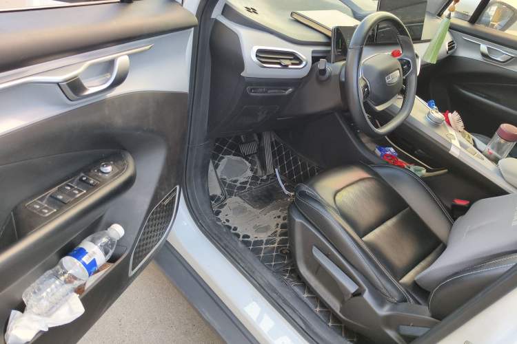 Used Geometry C 2020 Premium Range Edition 400 KM C+ Pro Interior 3