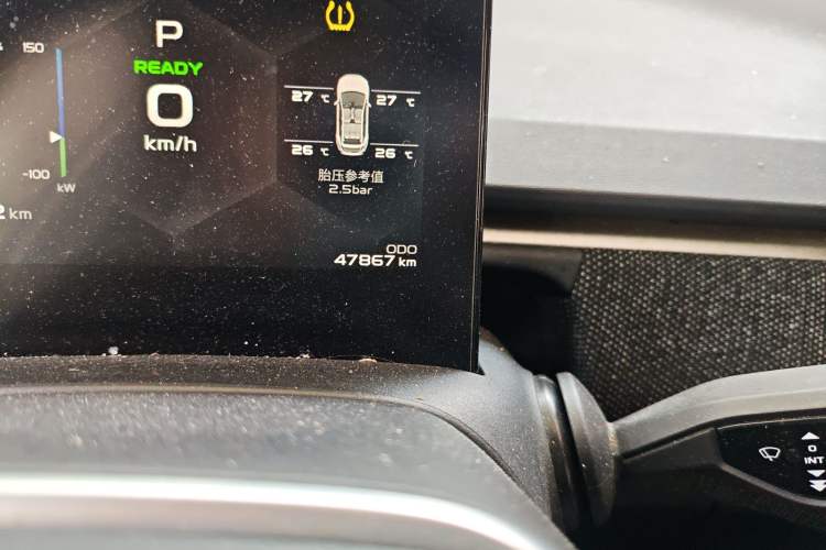 Used Geometry C 2020 Premium Range Version 400 KM C+ Odometer Close Up