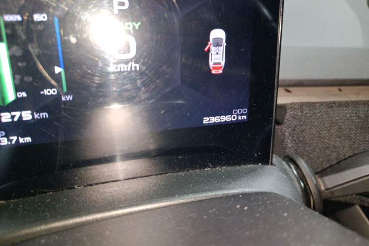 Used Geometry C 2020 Premium Range Version 400 KM C+ Odometer Close Up