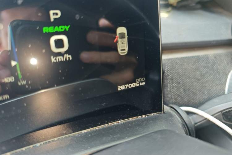 Used Geometry C 2020 Premium Range Version 400 KM C+ Odometer Close Up