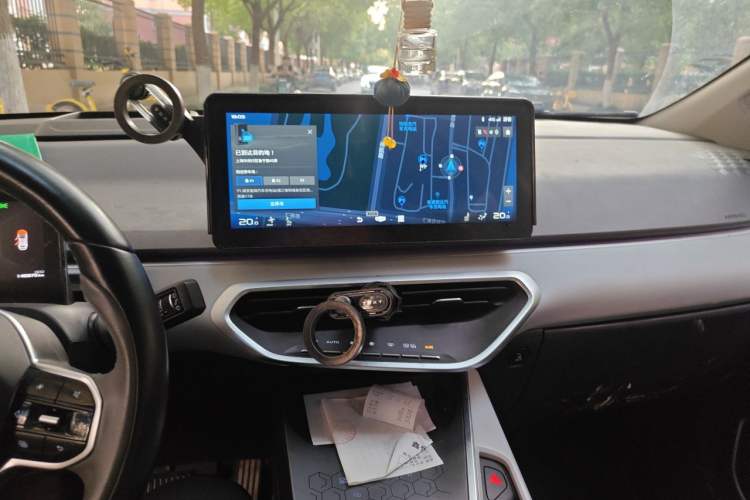 Used Geometry C 2022 550KM Grapefruit Halo Audio And AC Panel