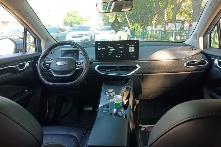 Used Geometry C 2022 400KM Commuter Version Center Console