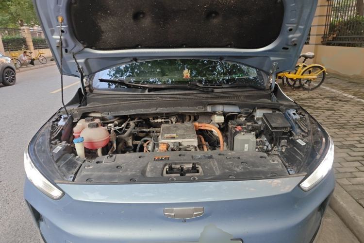 Used Geometry C 2022 550KM Grapefruit Halo Engine Bay