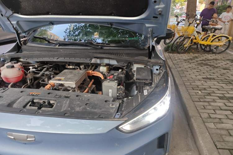 Used Geometry C 2022 550KM Grapefruit Halo Engine Bay Left