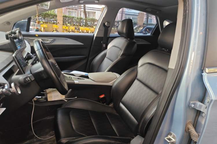 Used Geometry C 2022 550KM Grapefruit Halo Left Front Seat