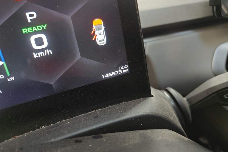 Used Geometry C 2022 550KM Grapefruit Halo Odometer Close Up