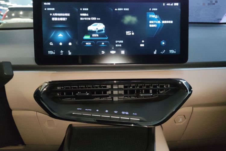 Used Geometry C 2022 550KM Grapefruit Halo Audio And AC Panel