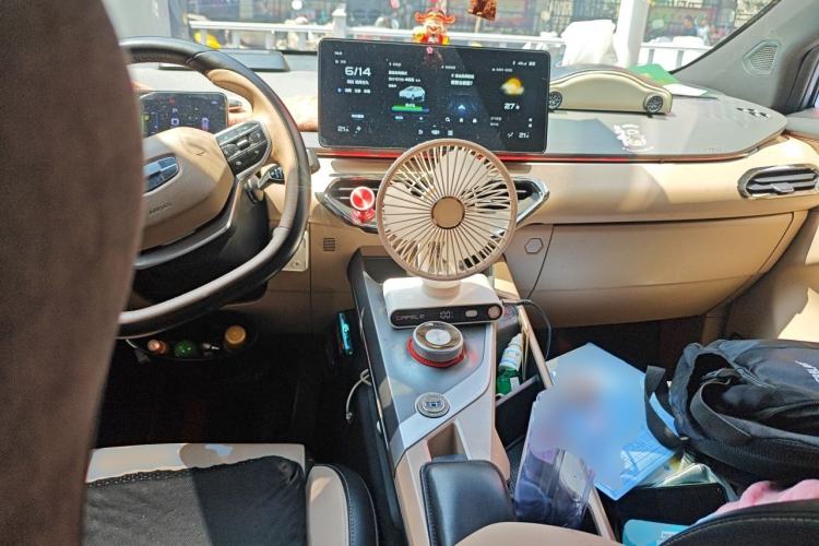 Used Geometry C 2022 550KM Grapefruit Plus Center Console