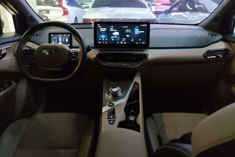 Used Geometry C 2022 550KM Grapefruit Halo Center Console