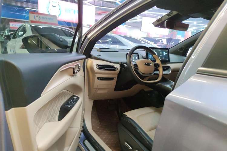 Used Geometry C 2022 550KM Grapefruit Halo Driver Seat