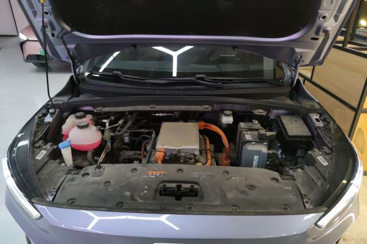 Used Geometry C 2022 550KM Grapefruit Halo Engine Bay