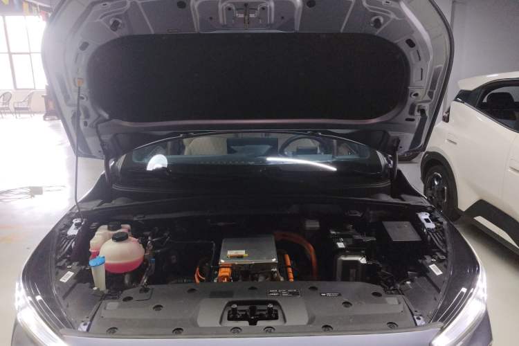 Used Geometry C 2022 Citrus C550 Engine Bay