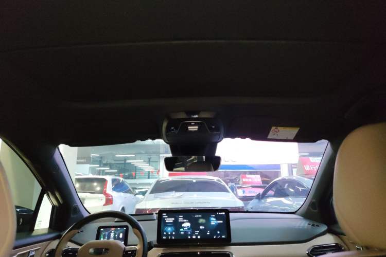 Used Geometry C 2022 550KM Grapefruit Halo Headliner