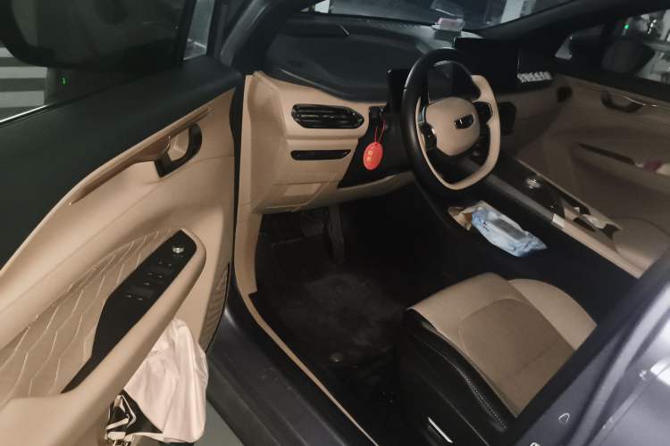 Used Geometry C 2022 550KM Grapefruit Plus Interior 3