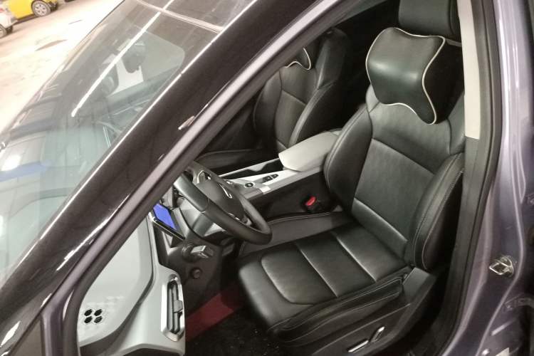 Used Geometry C 2022 550 km Business Edition Left Front Seat