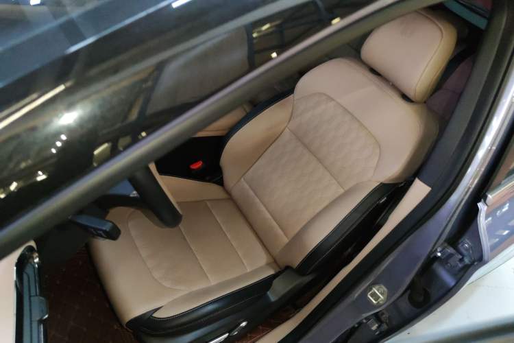 Used Geometry C 2022 550KM Grapefruit Halo Left Front Seat