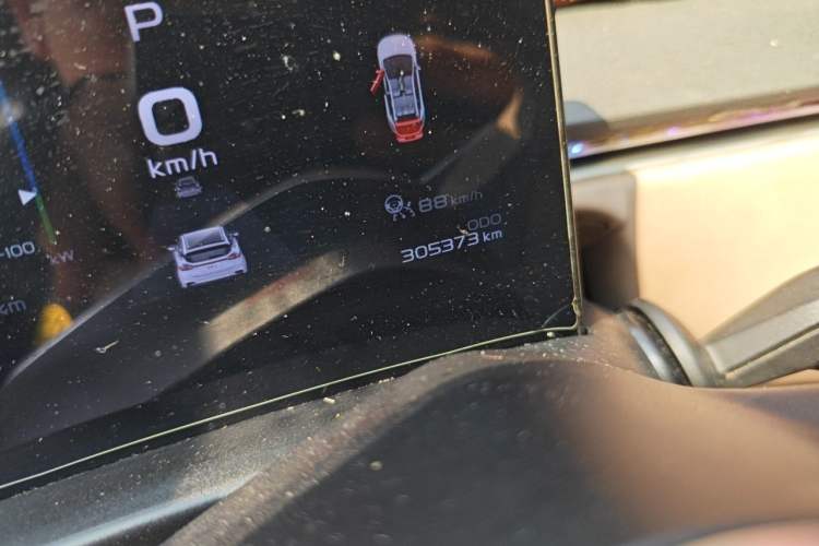Used Geometry C 2022 550KM Grapefruit Plus Odometer Close Up