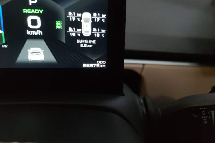 Used Geometry C 2022 550KM Grapefruit Halo Odometer Close Up