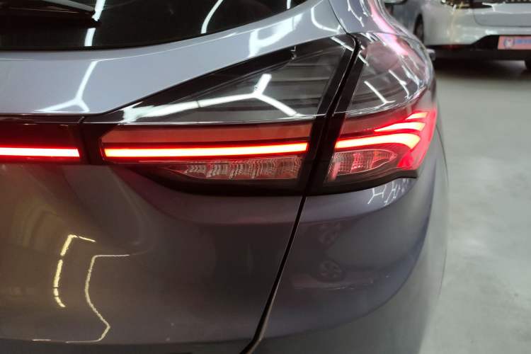 Used Geometry C 2022 550KM Grapefruit Halo Right Rear Taillight