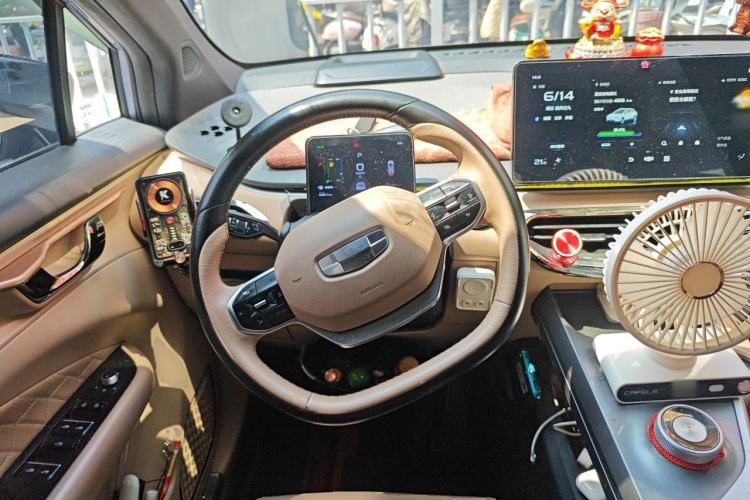 Used Geometry C 2022 550KM Grapefruit Plus Steering Wheel