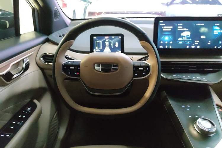Used Geometry C 2022 550KM Grapefruit Halo Steering Wheel
