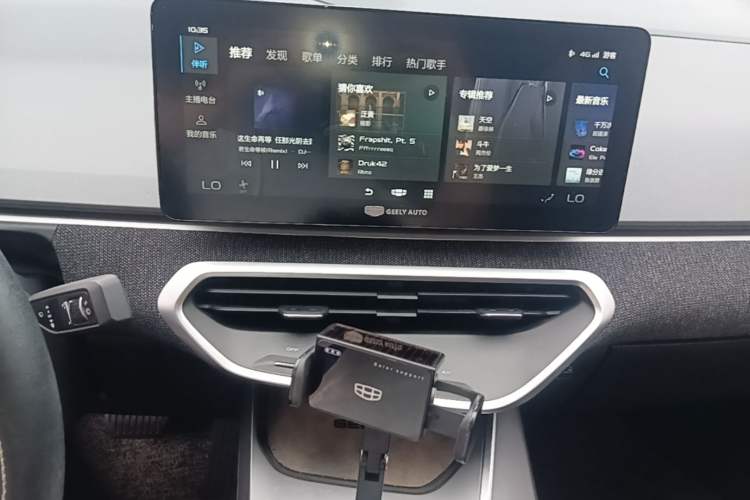 Used Geometry C 2022 400KM Commuter Version Audio And AC Panel