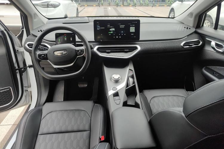 Used Geometry C 2022 400KM Commuter Version Center Console