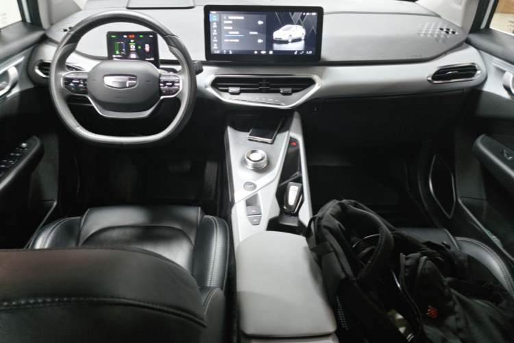 Used Geometry C 2022 550KM Grapefruit Plus Center Console