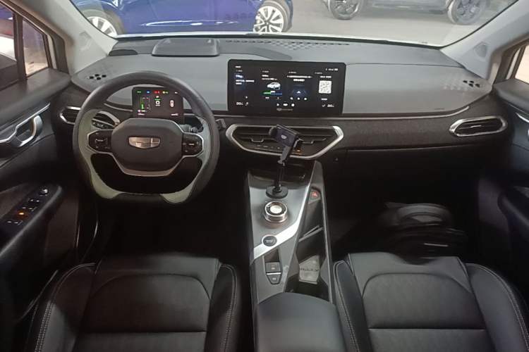 Used Geometry C 2022 400KM Commuter Version Center Console