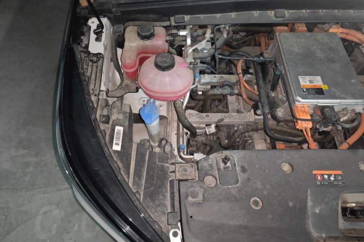 Used Geometry C 2022 550KM Grapefruit Pro Engine Bay Right