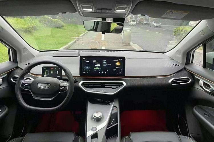 Used Geometry C 2022 Blueberry C400 Interior 1