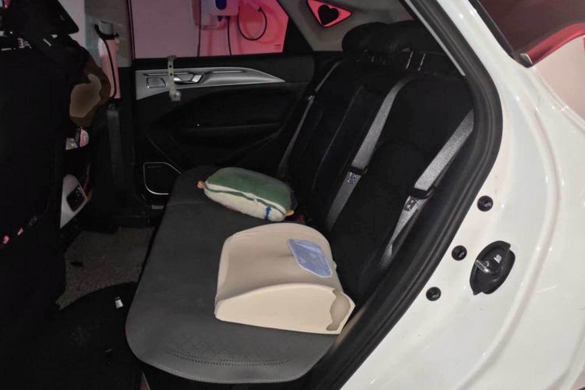 Used Geometry C 2022 550KM Grapefruit Pro Left Rear Seat