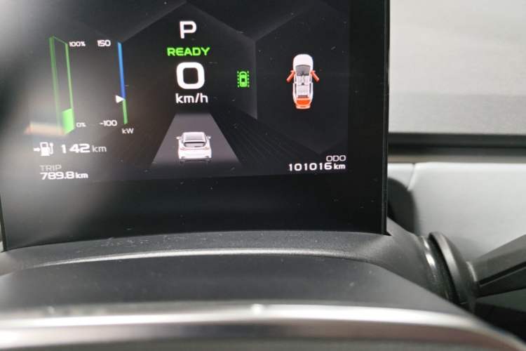 Used Geometry C 2022 550KM Grapefruit Plus Odometer Close Up