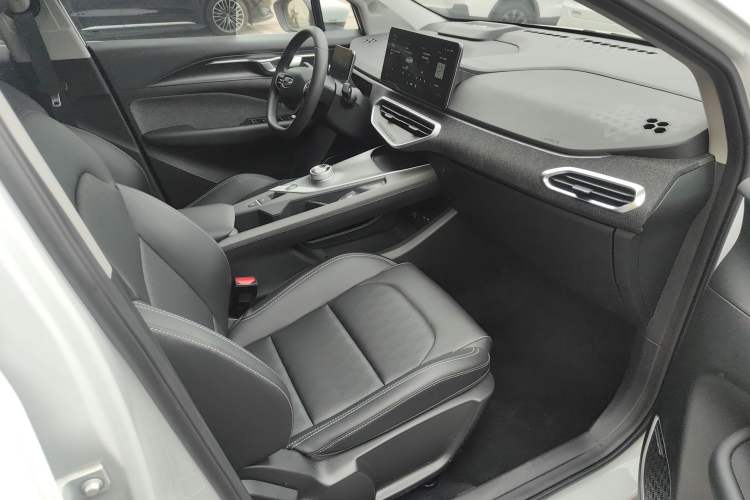 Used Geometry C 2022 400KM Commuter Version Right Front Seat