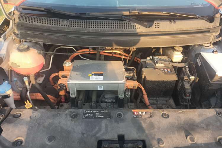 Used Geometry E  Engine Bay