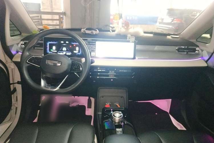 Used Geometry E 2022 401 km Linglong Tiger 4 Seats Center Console