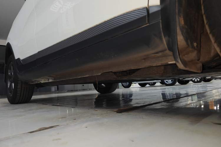 Used Geometry E 2022 320KM Cute Tiger 5-Seater Right Side Sill