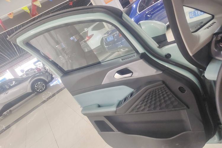 Used Geometry E Firefly 2024 301km Starlight Interior 7