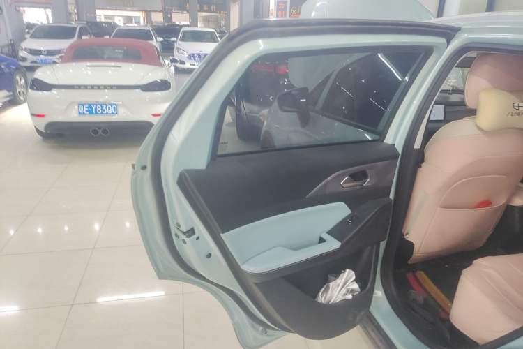Used Geometry E Firefly 2024 301km Starlight Interior 8