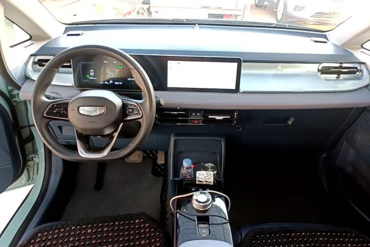 Used Geometry E Firefly 2022 401 km Linglong Tiger 4 Seats Center Console