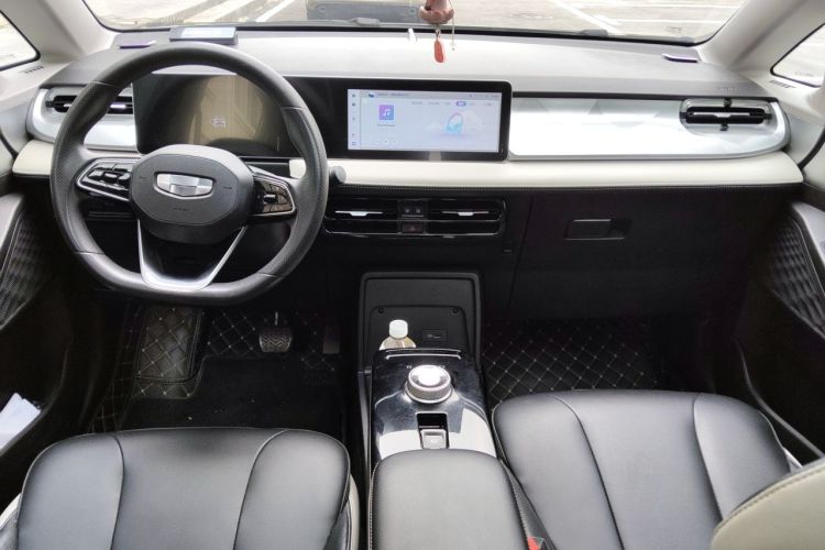 Used Geometry E Firefly 2022 401 km Linglong Tiger 5 Seats Center Console