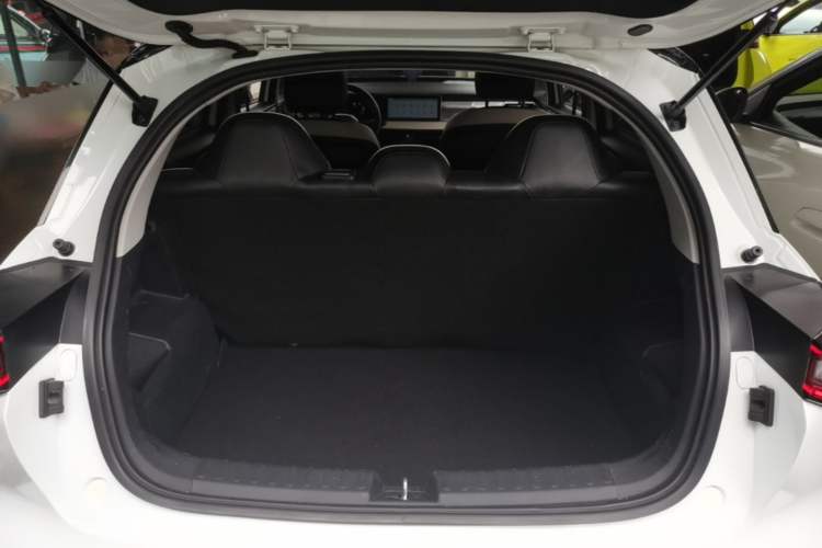 Used Geometry E Firefly 2022 401 km Linglong Tiger 4 Seats Trunk