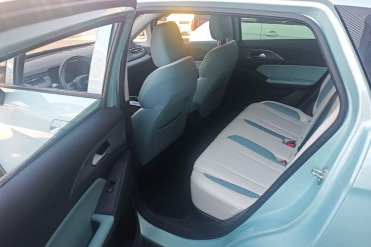 Used Geometry E Firefly 2023 401 km Super-Liked Special Edition 5 Seats Left Rear Seat
